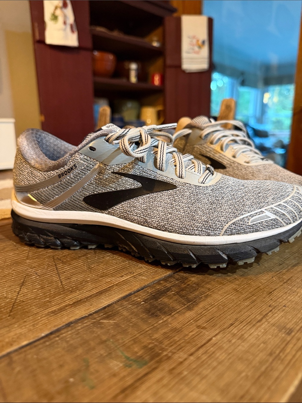 Brooks GTS 18 Women's Gray and Black Running Shoes size 8